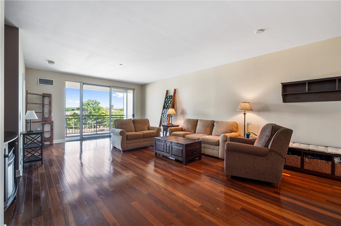 5570 Centre Avenue 213