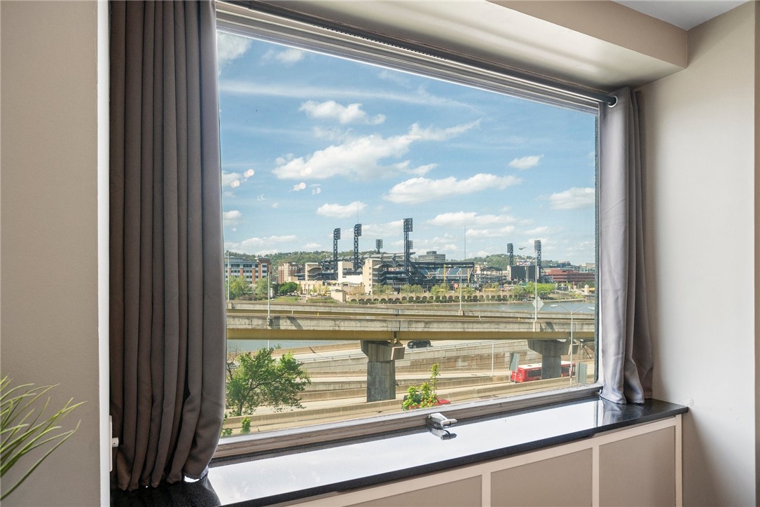 320 Fort Duquesne Blvd 4E