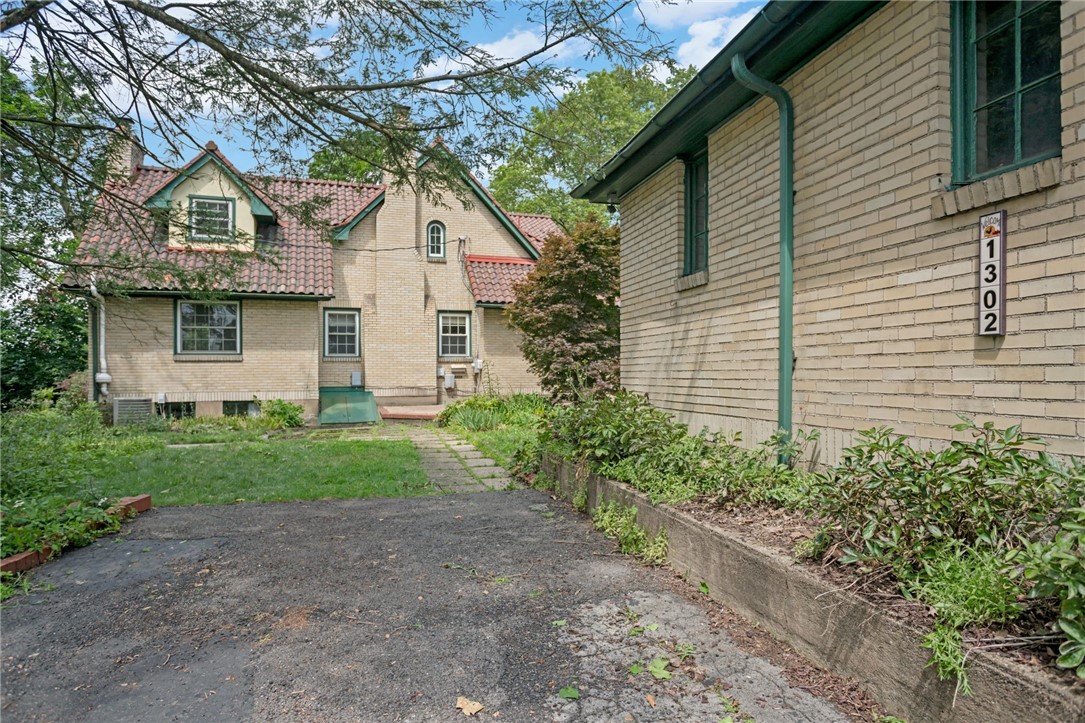 1302 Mount Royal Blvd