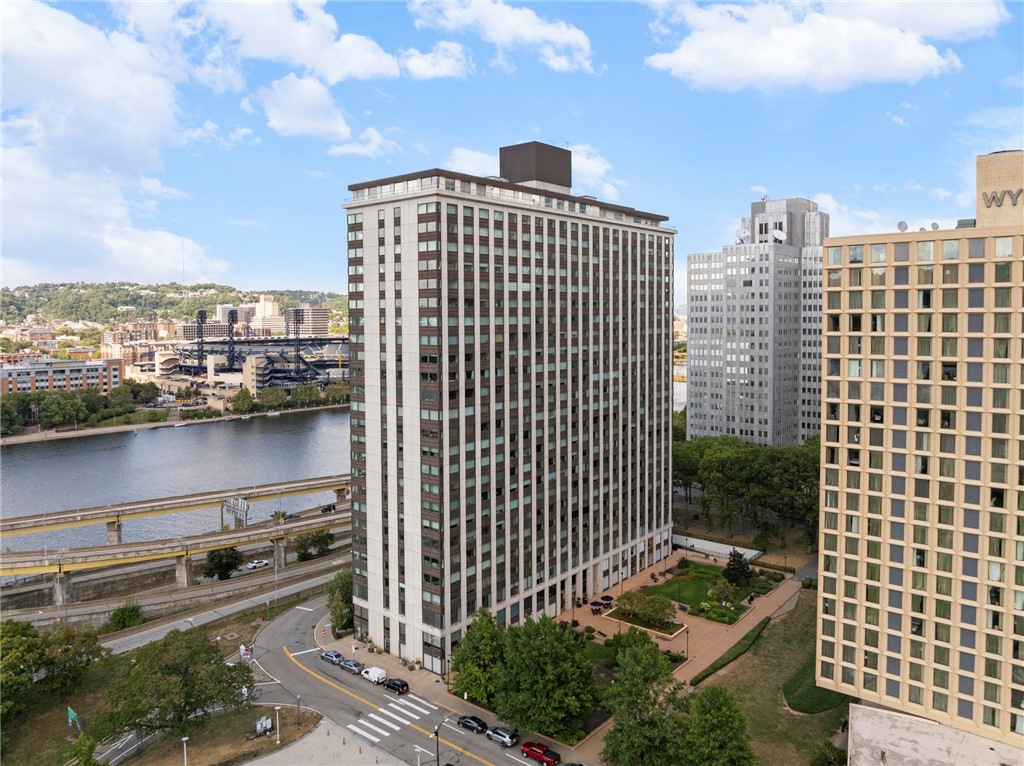 320 Fort Duquesne Blvd 10L