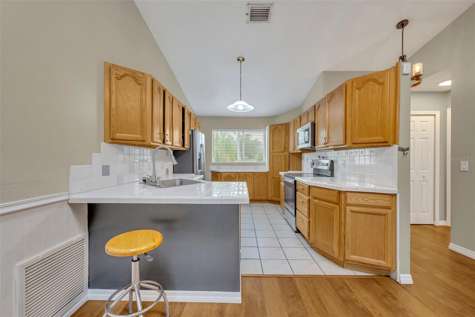 809 MENTMORE CIR
