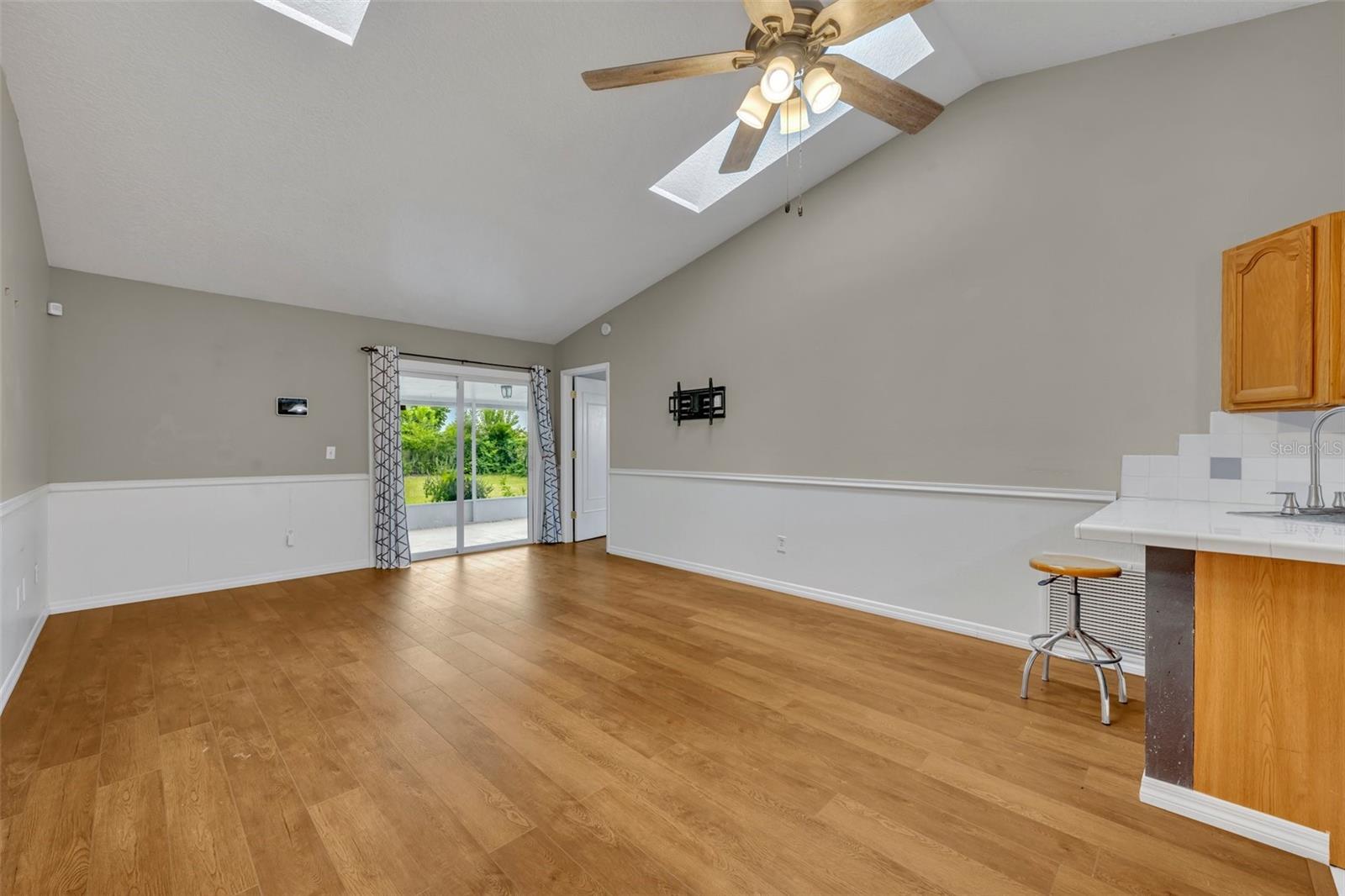 809 MENTMORE CIR