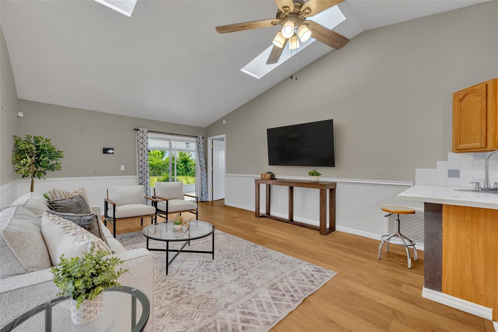 809 MENTMORE CIR