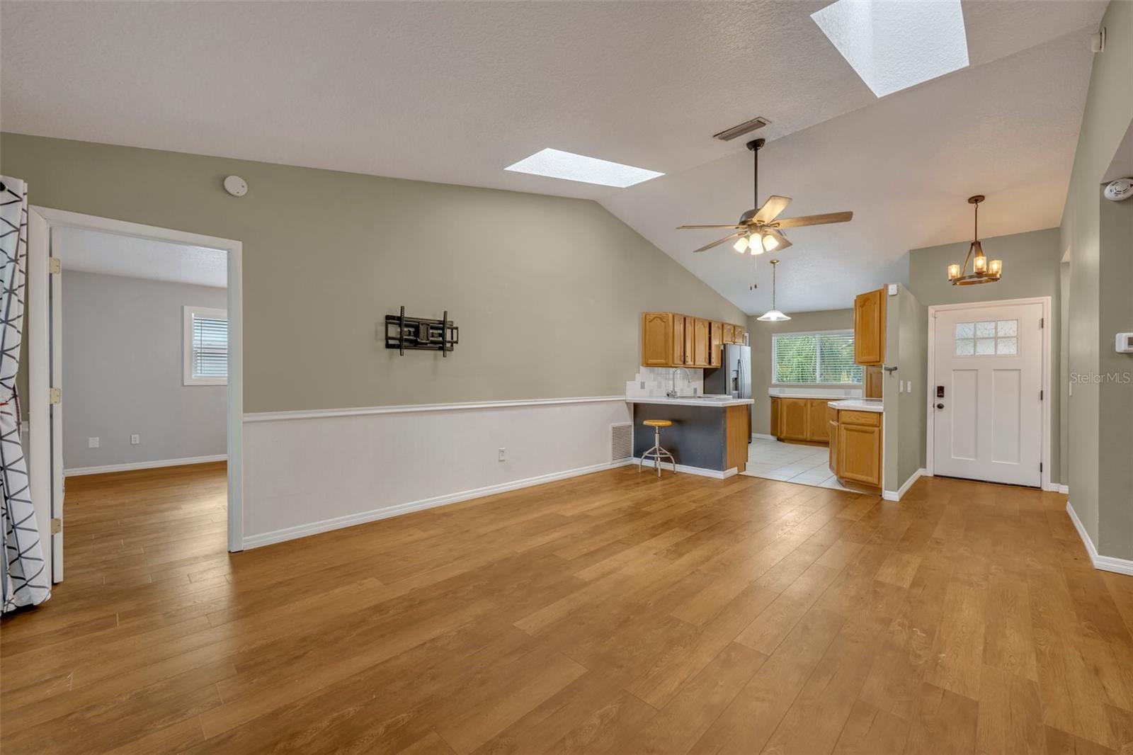 809 MENTMORE CIR