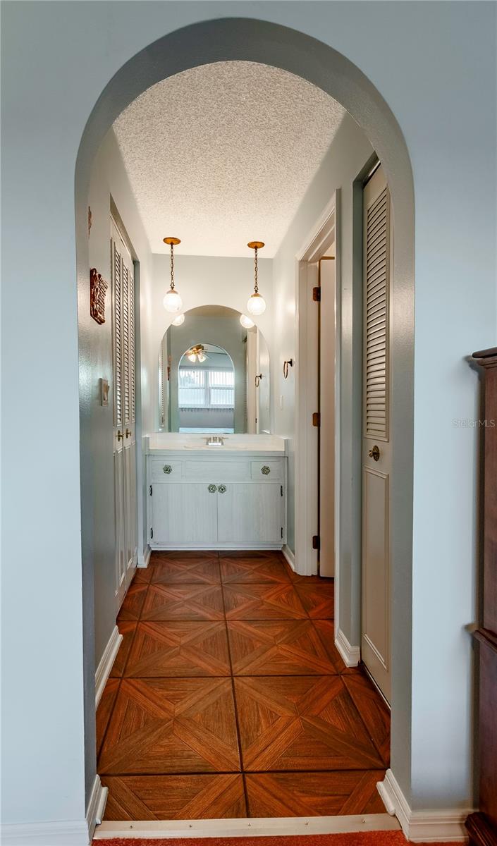 2420 PINE TREE CIRCLE DR