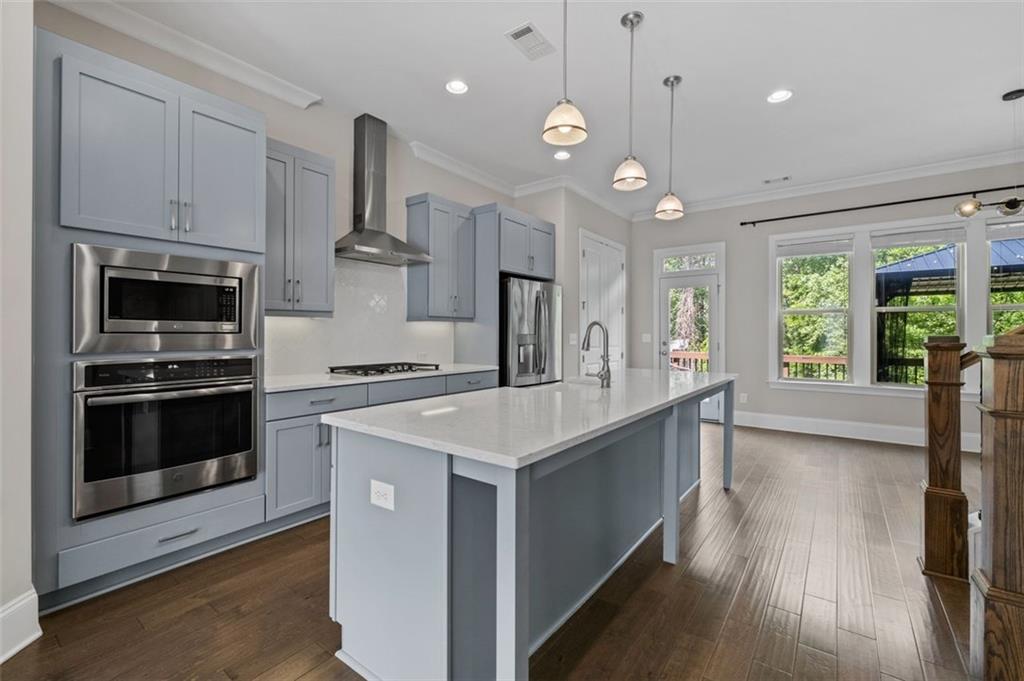 2122 PEMBROKE Drive