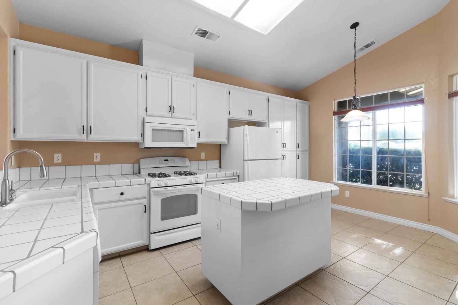 5024 TREETOP Drive