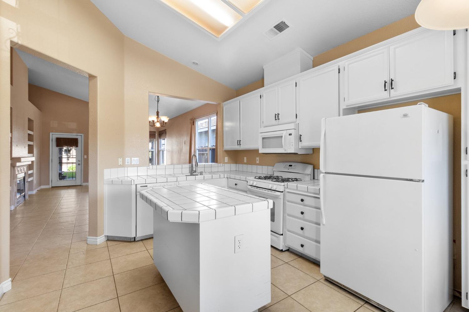 5024 TREETOP Drive