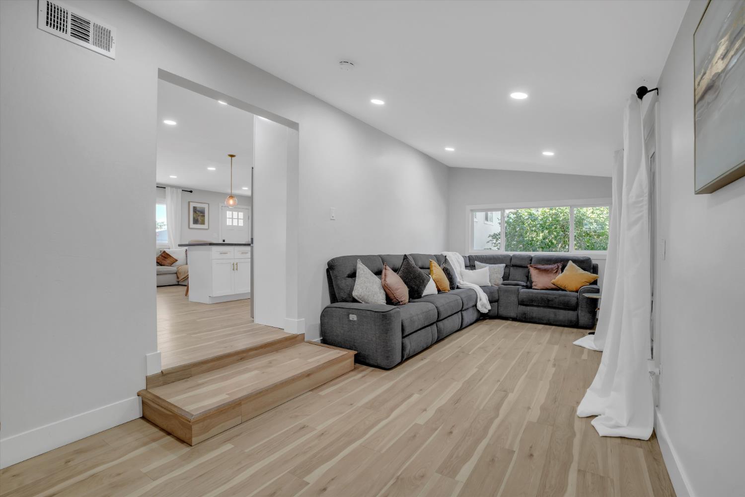 5442 Roselle Avenue