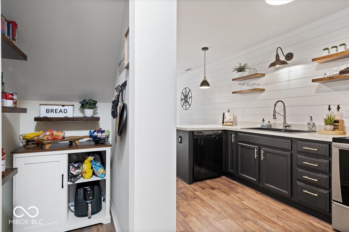 9479 Avon Strand Unit: APT A