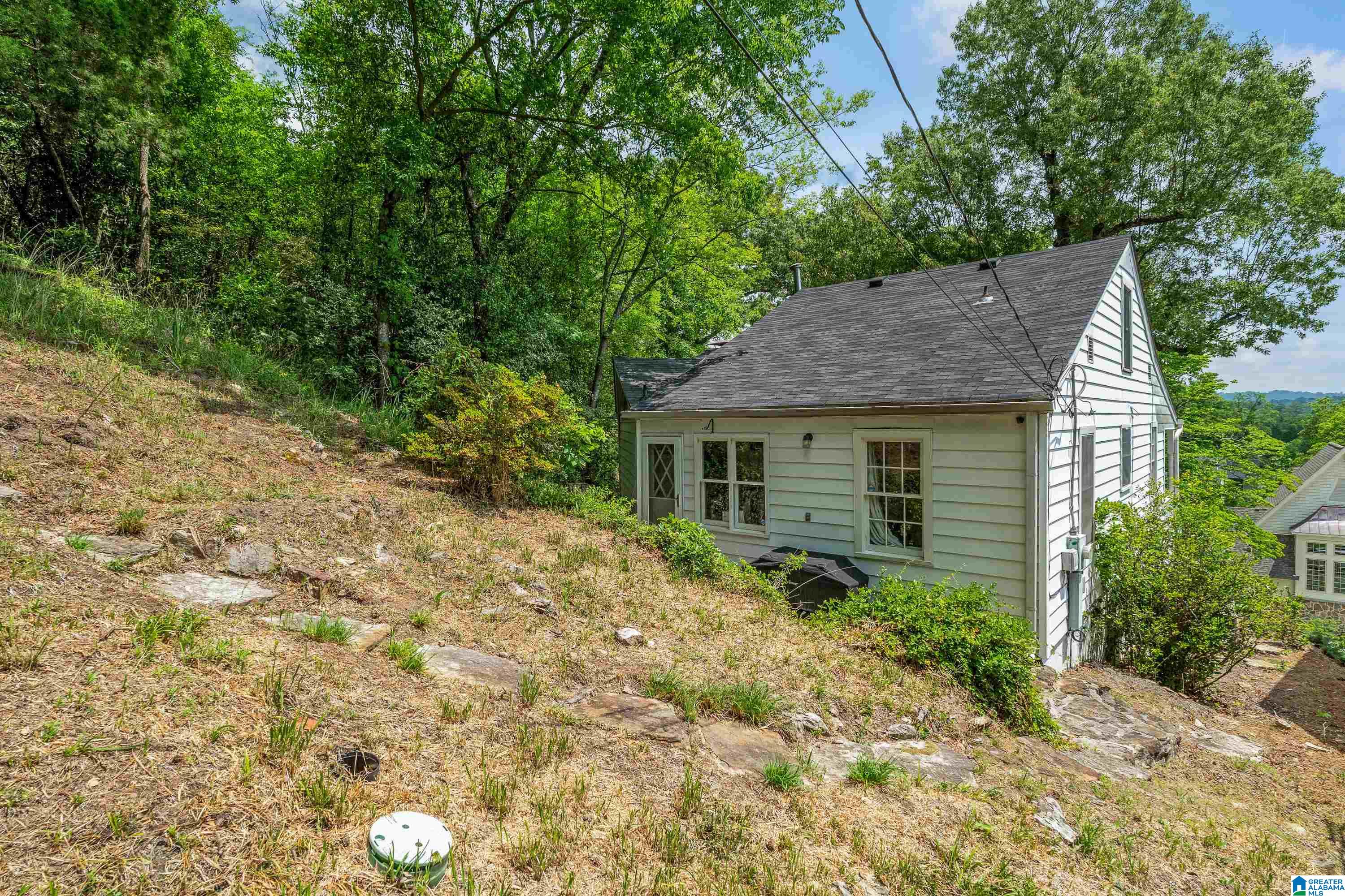 212 EDGEVIEW AVENUE