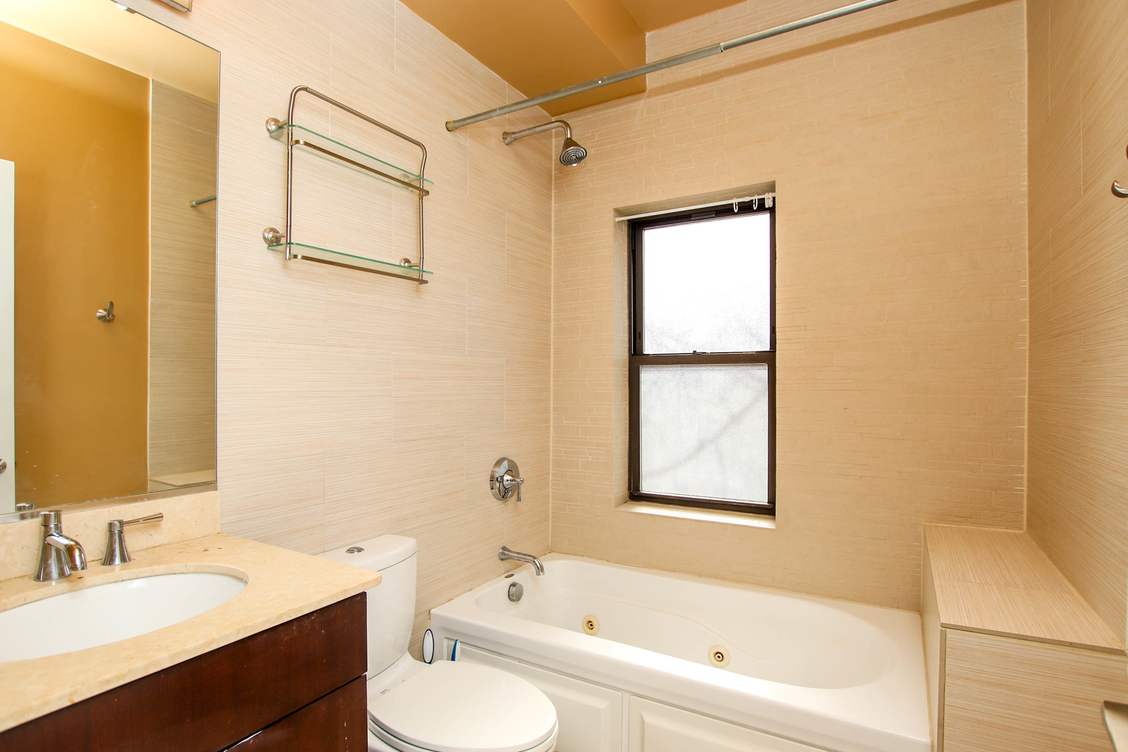 1504 W Roscoe Street Unit: 1W