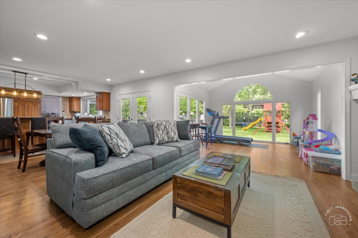 824 Royal St . George Drive