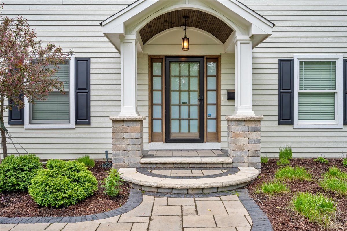 824 Royal St . George Drive