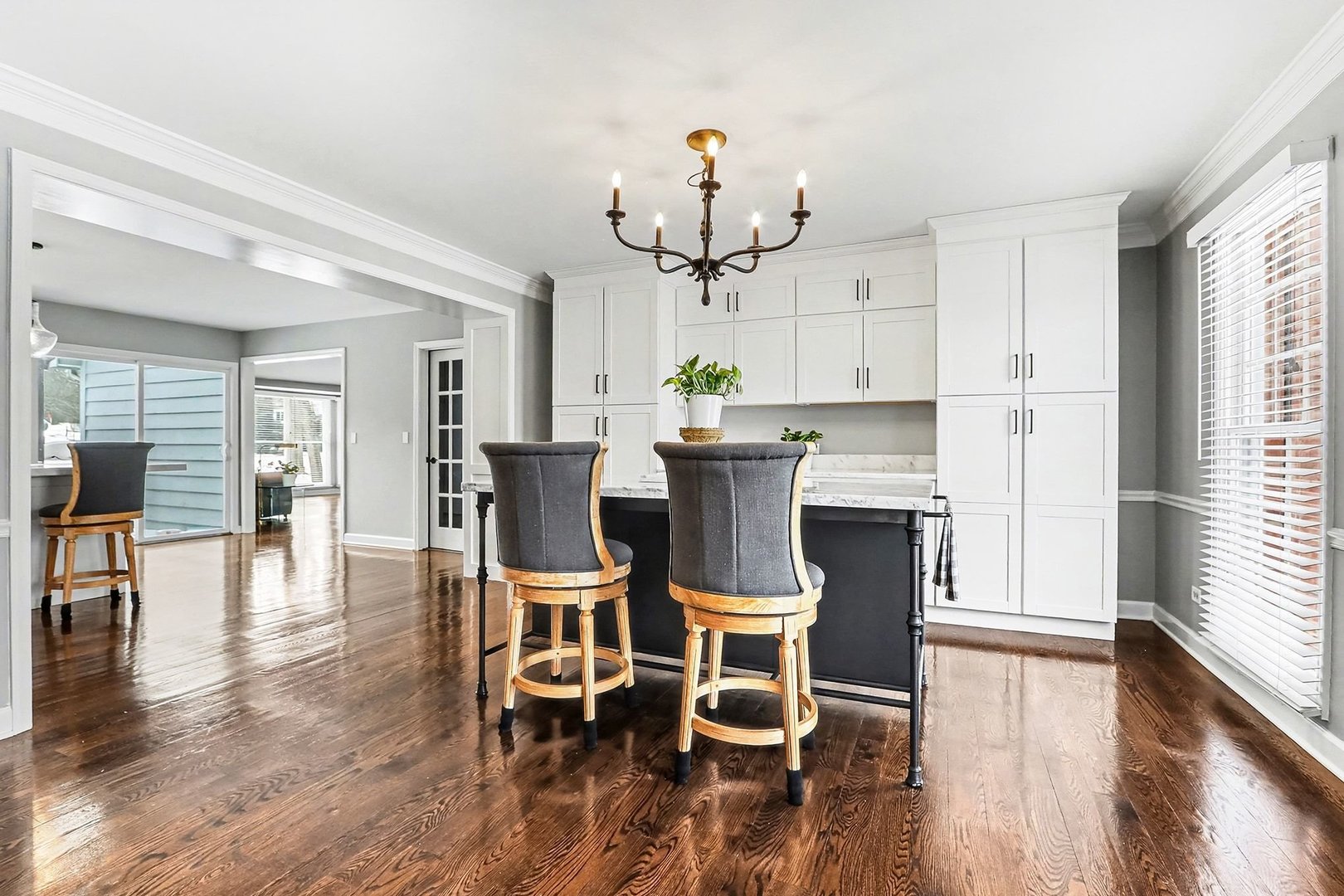 25w313 Mayflower Avenue