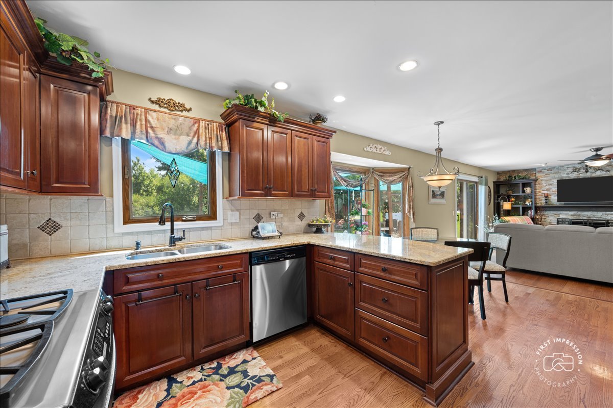 25W185 Setauket Avenue
