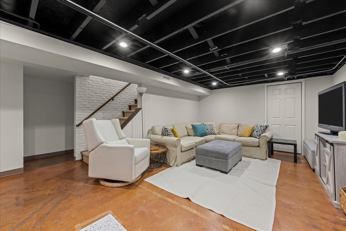 27W116 48th Street
