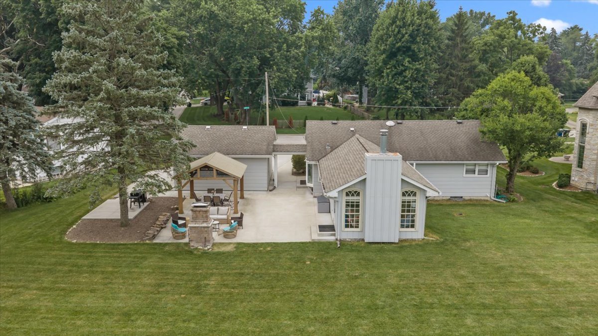 27W116 48th Street