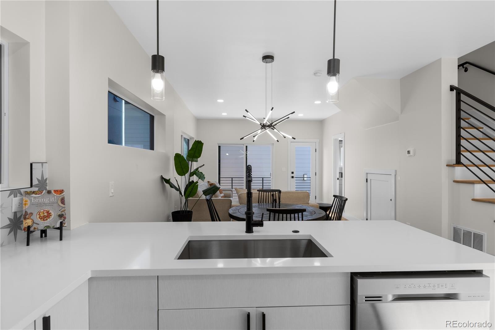 1286 Newton Street Unit: 2