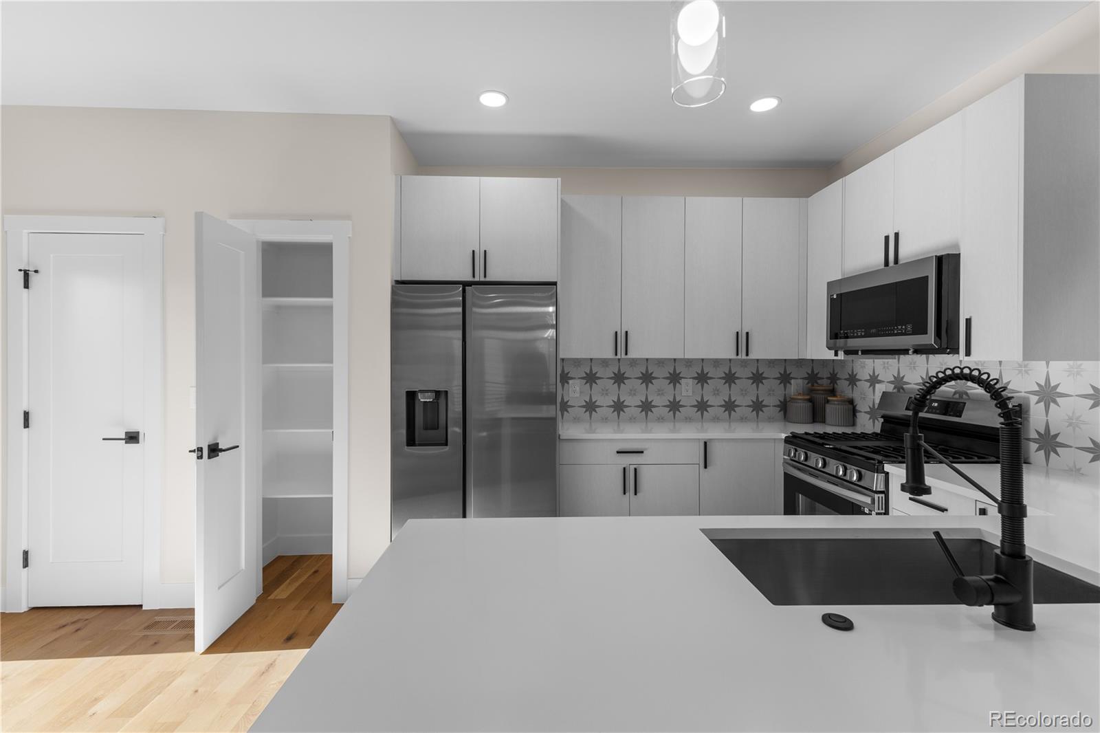 1286 Newton Street Unit: 2