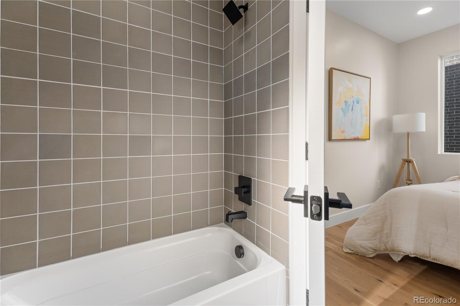 1286 Newton Street Unit: 2