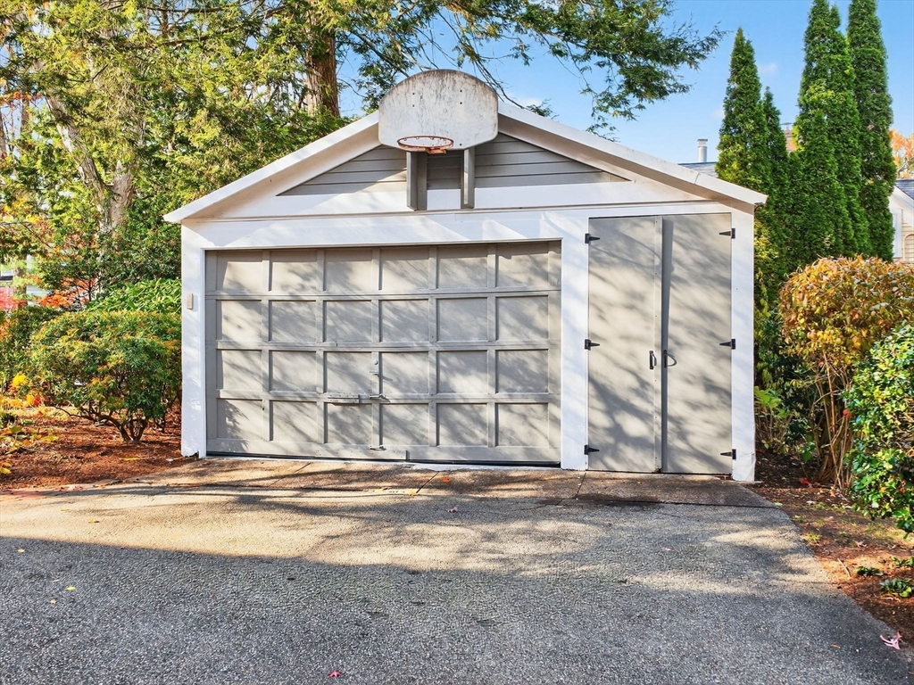32 Donizetti St