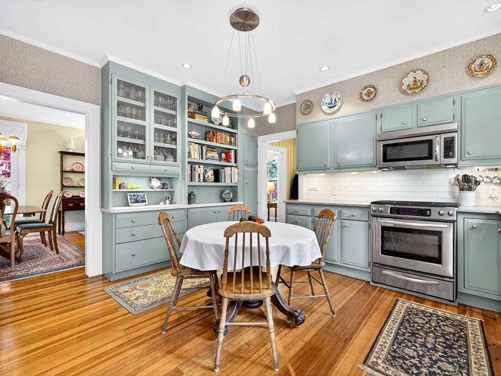 32 Donizetti St
