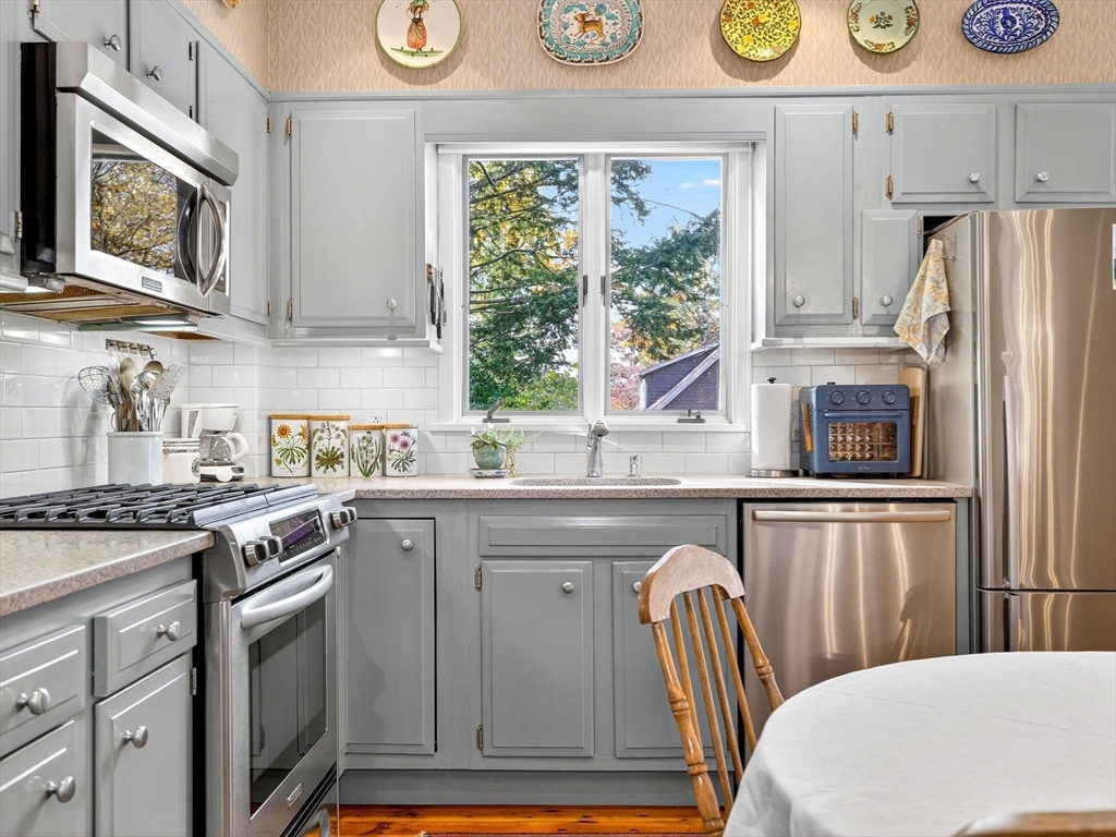 32 Donizetti St