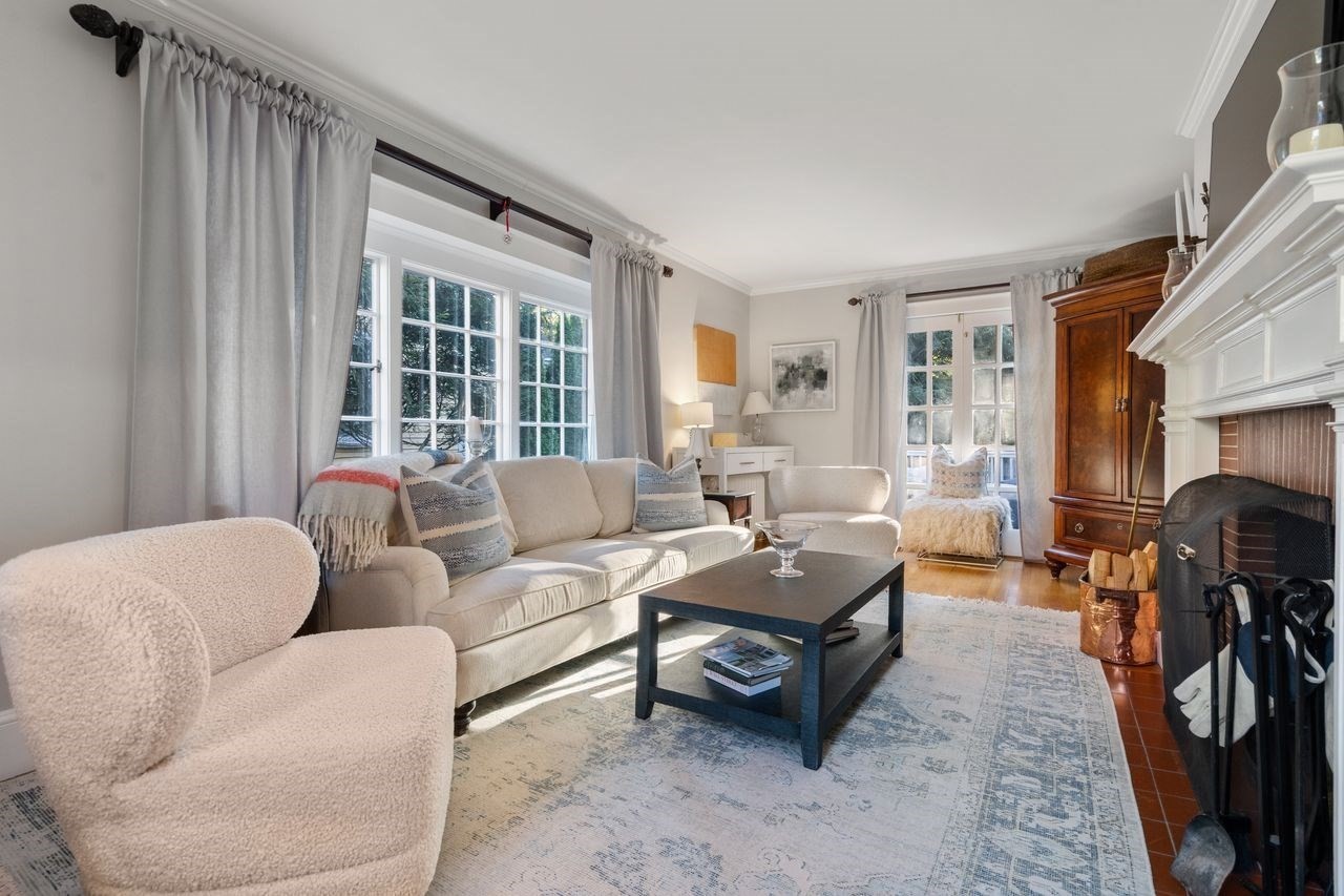 18 Woodlawn Ave