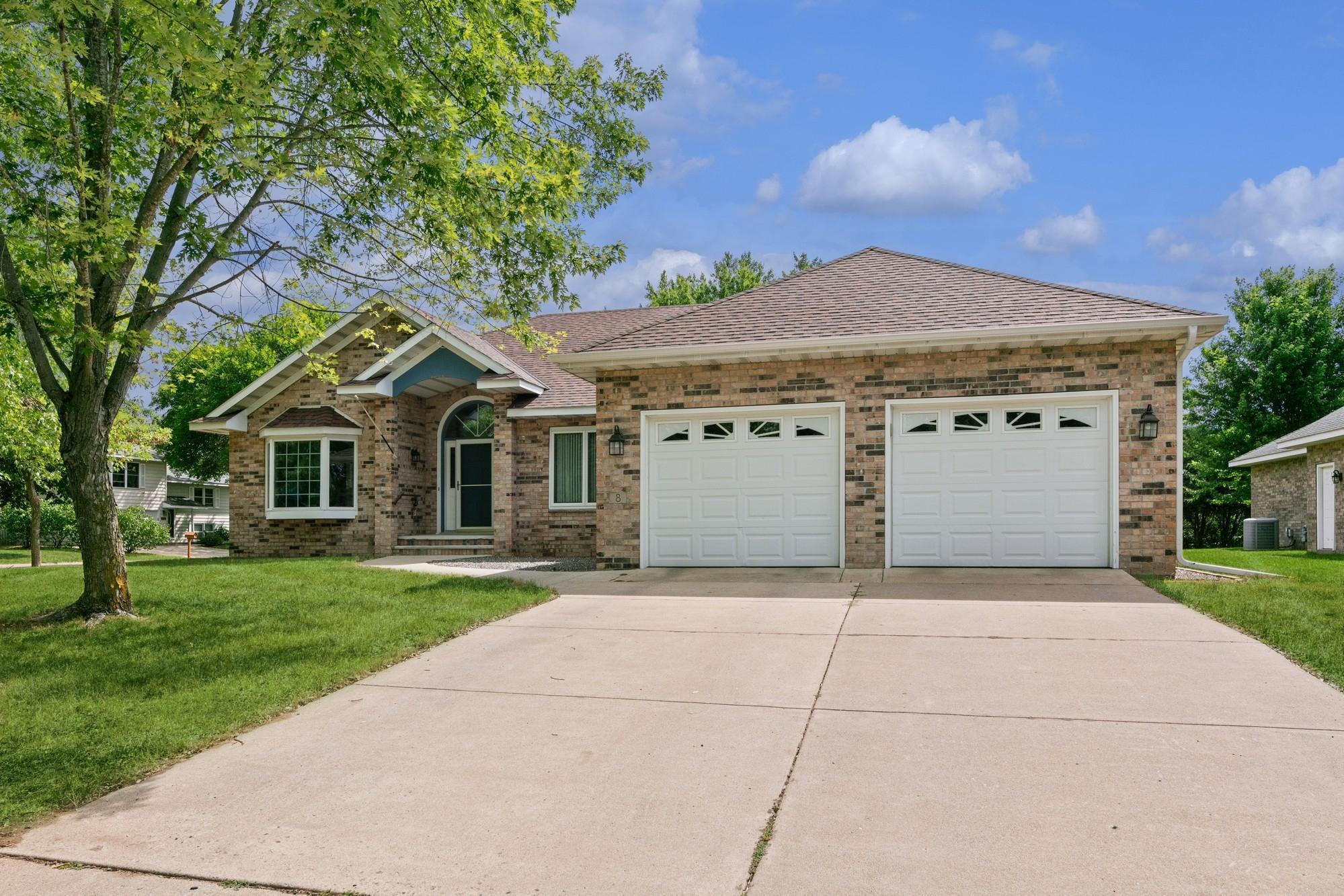 8 Lindsay Court