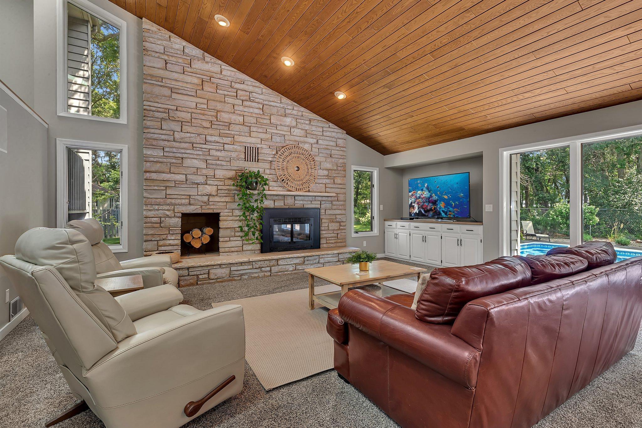 825 Meadowlawn Court