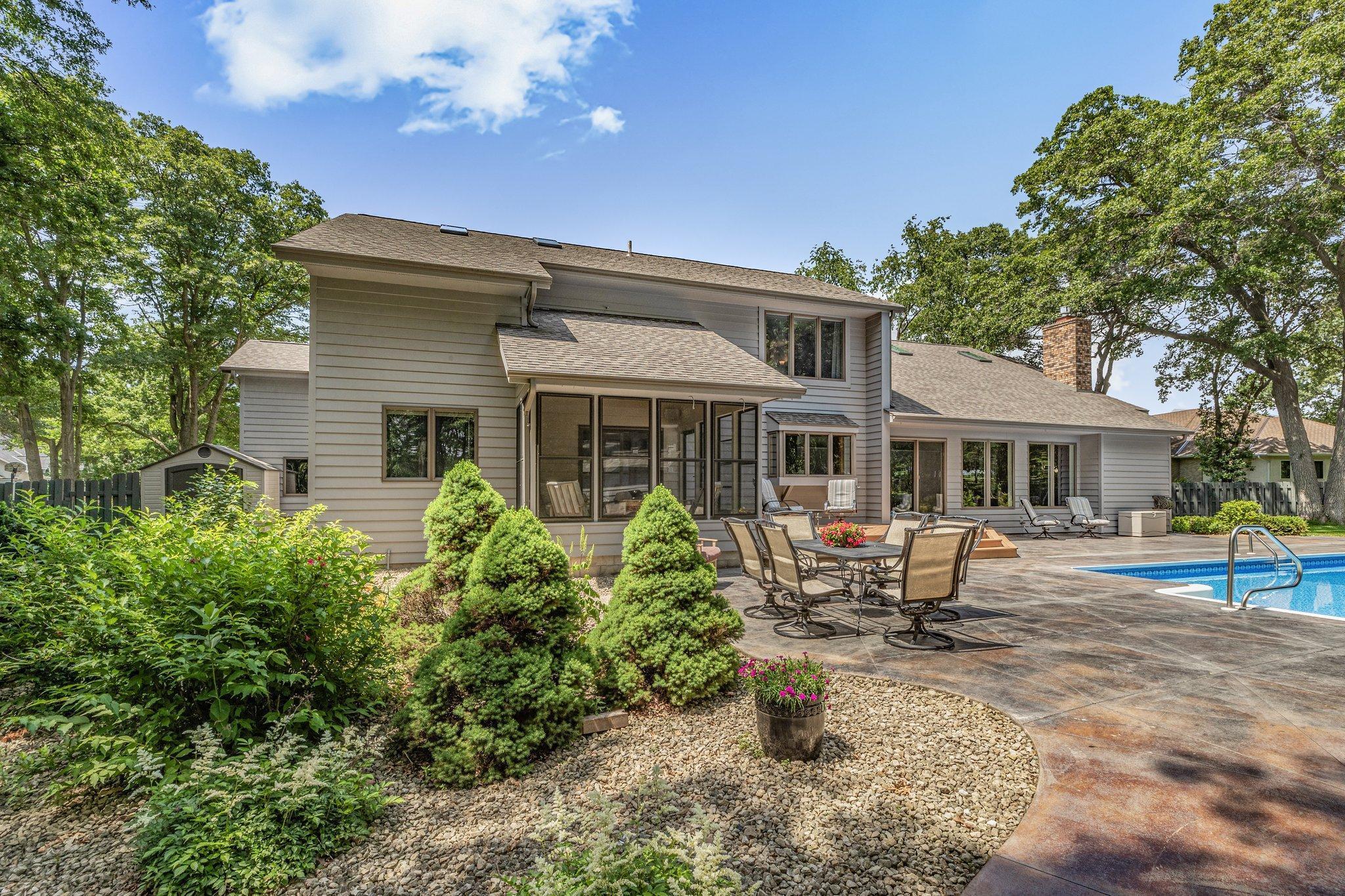 825 Meadowlawn Court