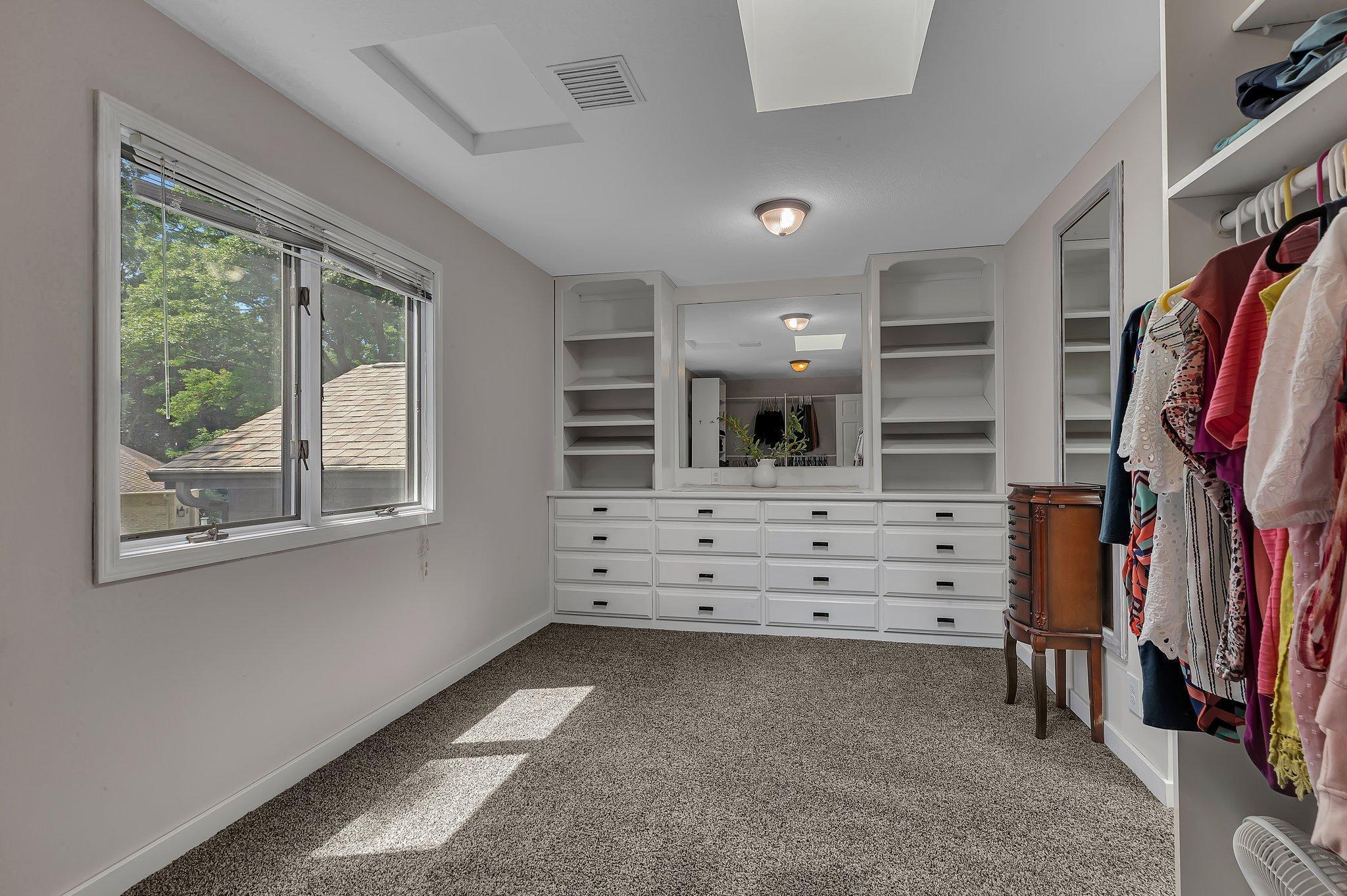825 Meadowlawn Court