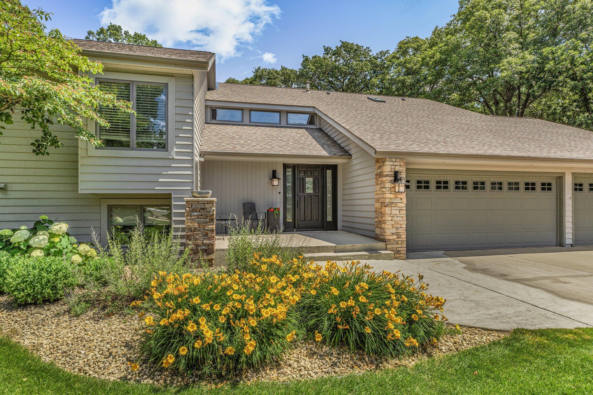 825 Meadowlawn Court