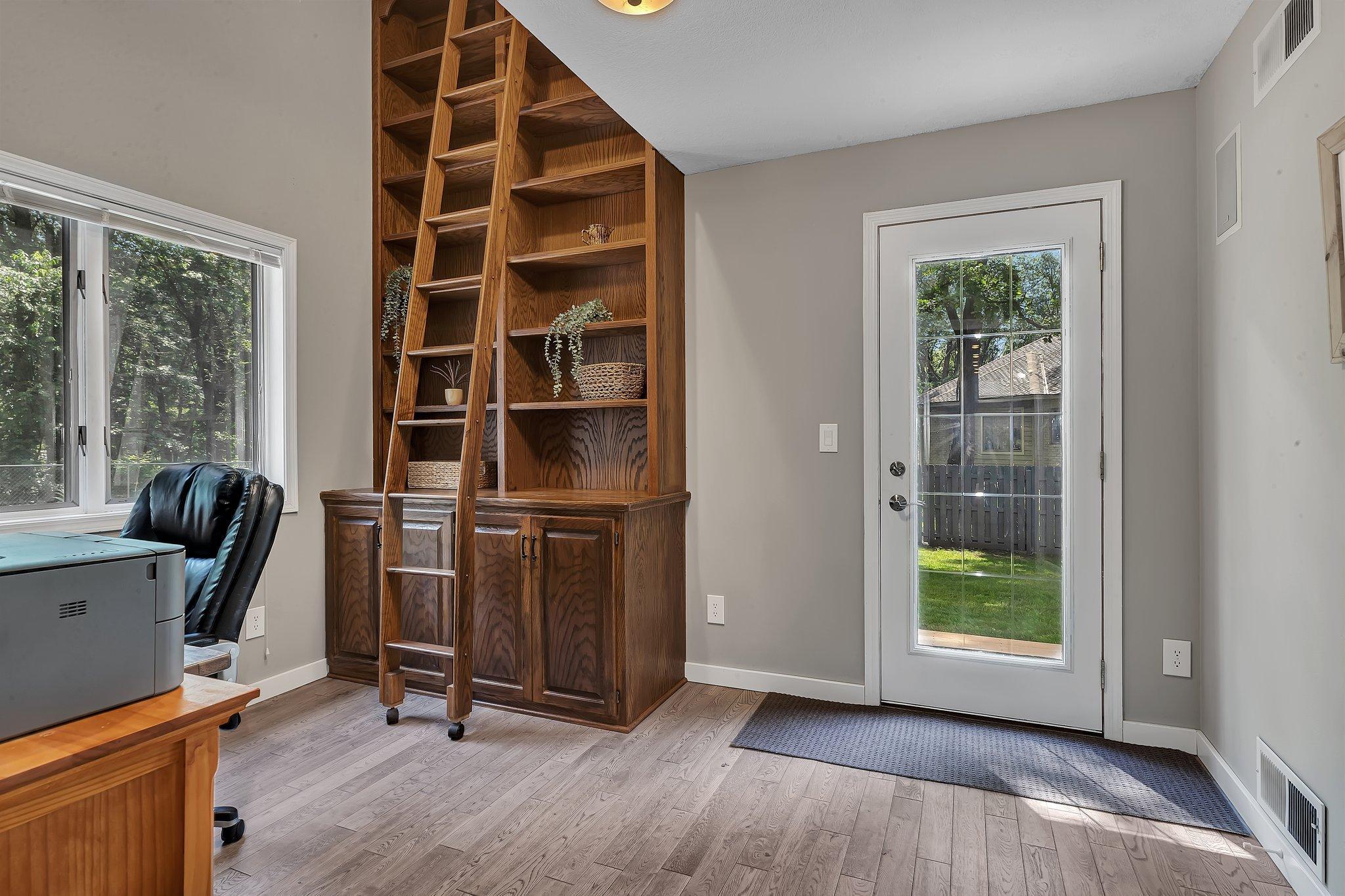 825 Meadowlawn Court