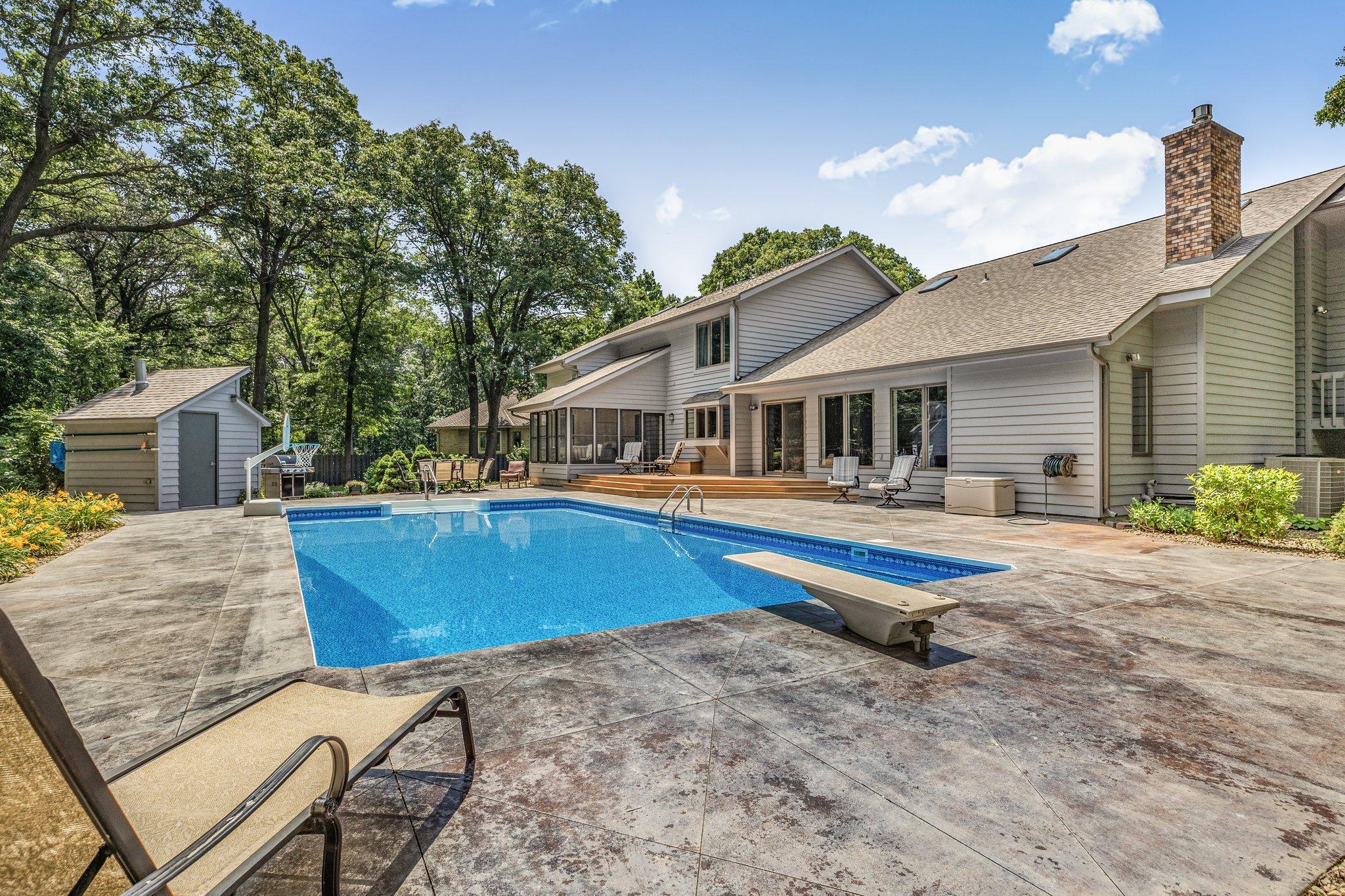 825 Meadowlawn Court