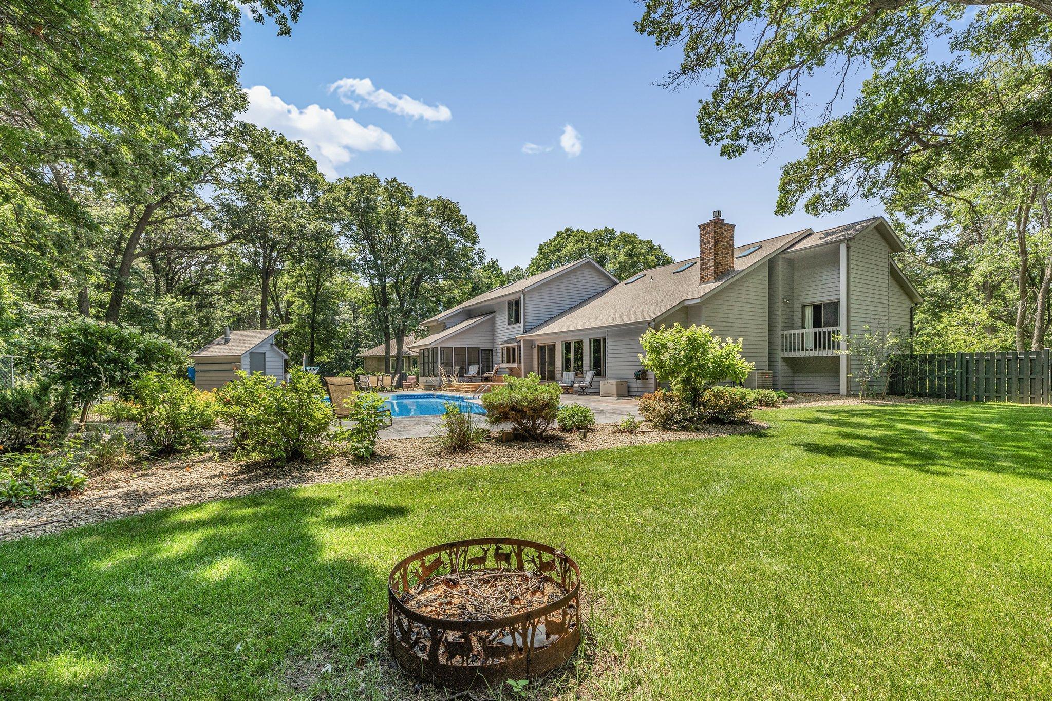 825 Meadowlawn Court