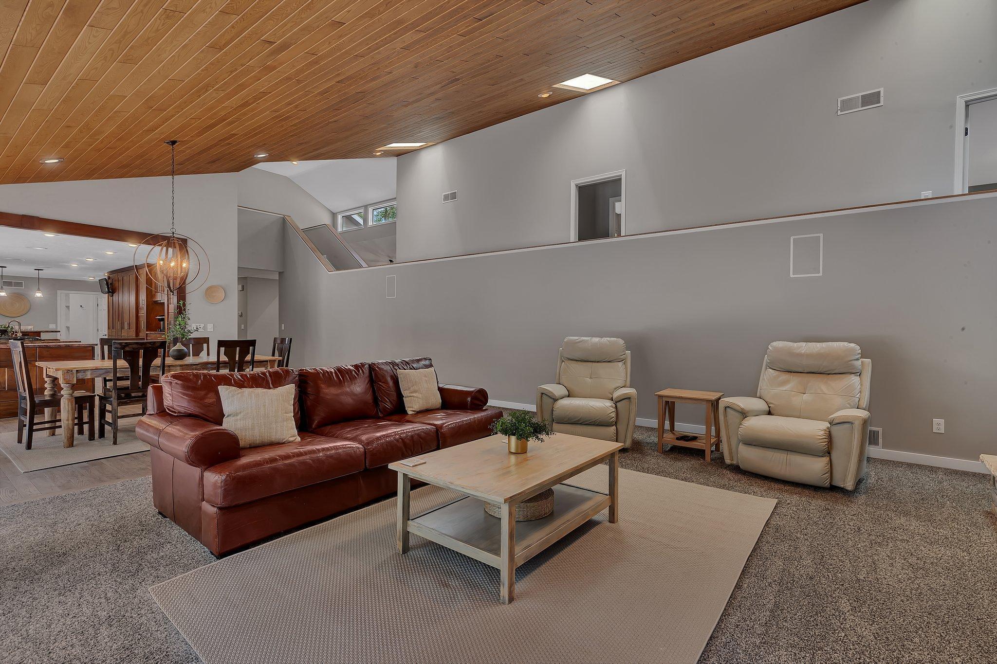 825 Meadowlawn Court