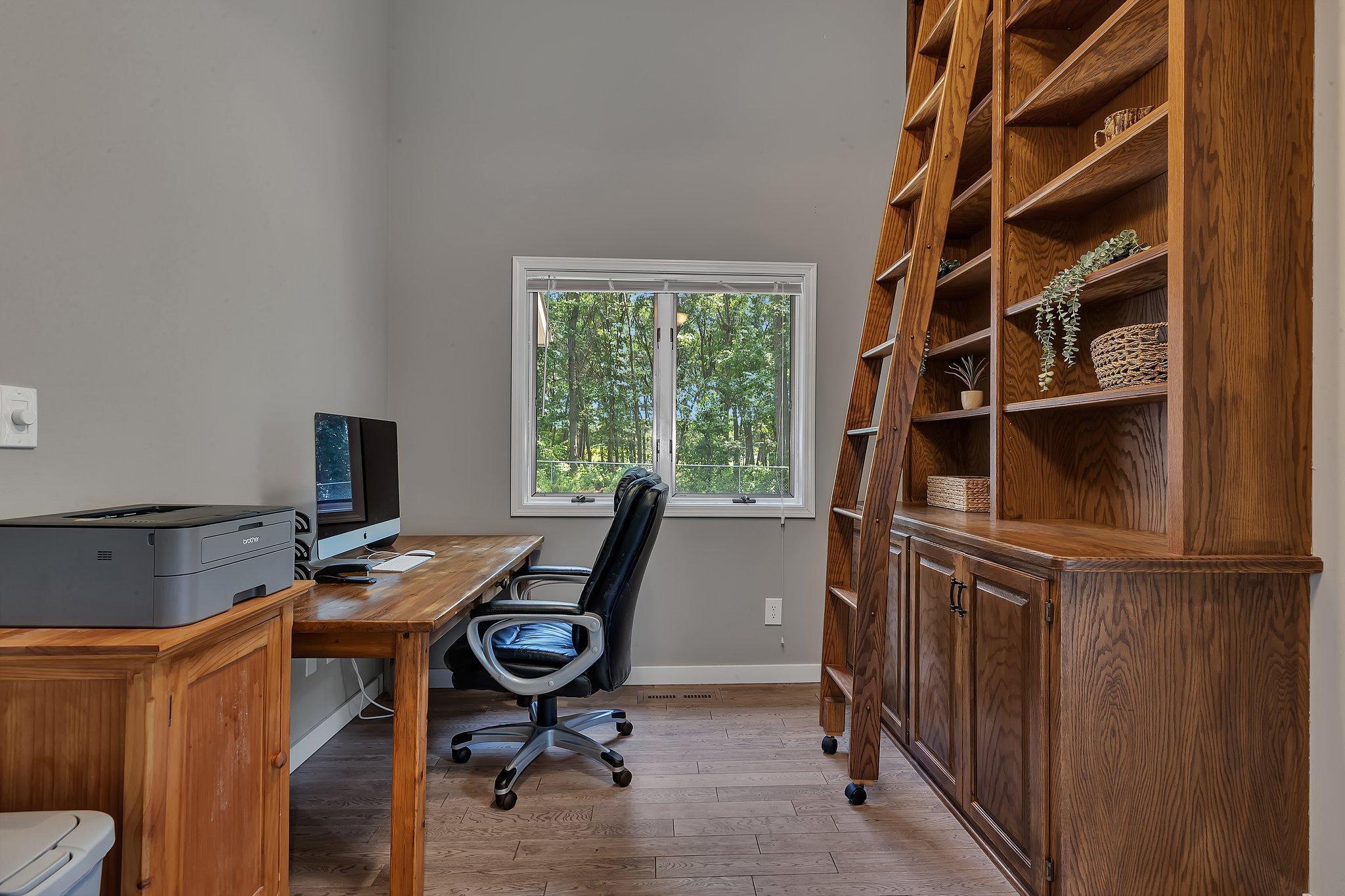 825 Meadowlawn Court