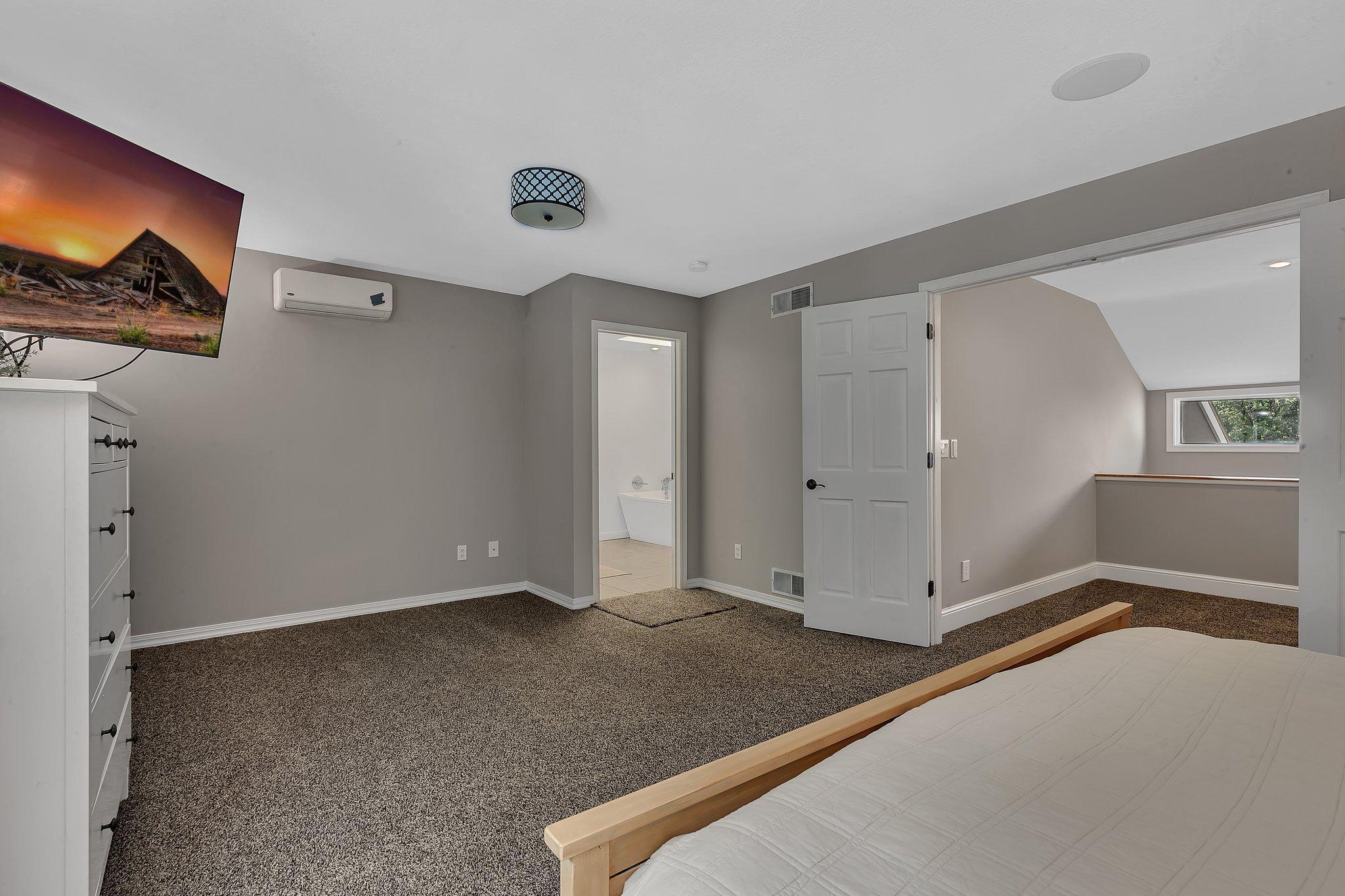 825 Meadowlawn Court
