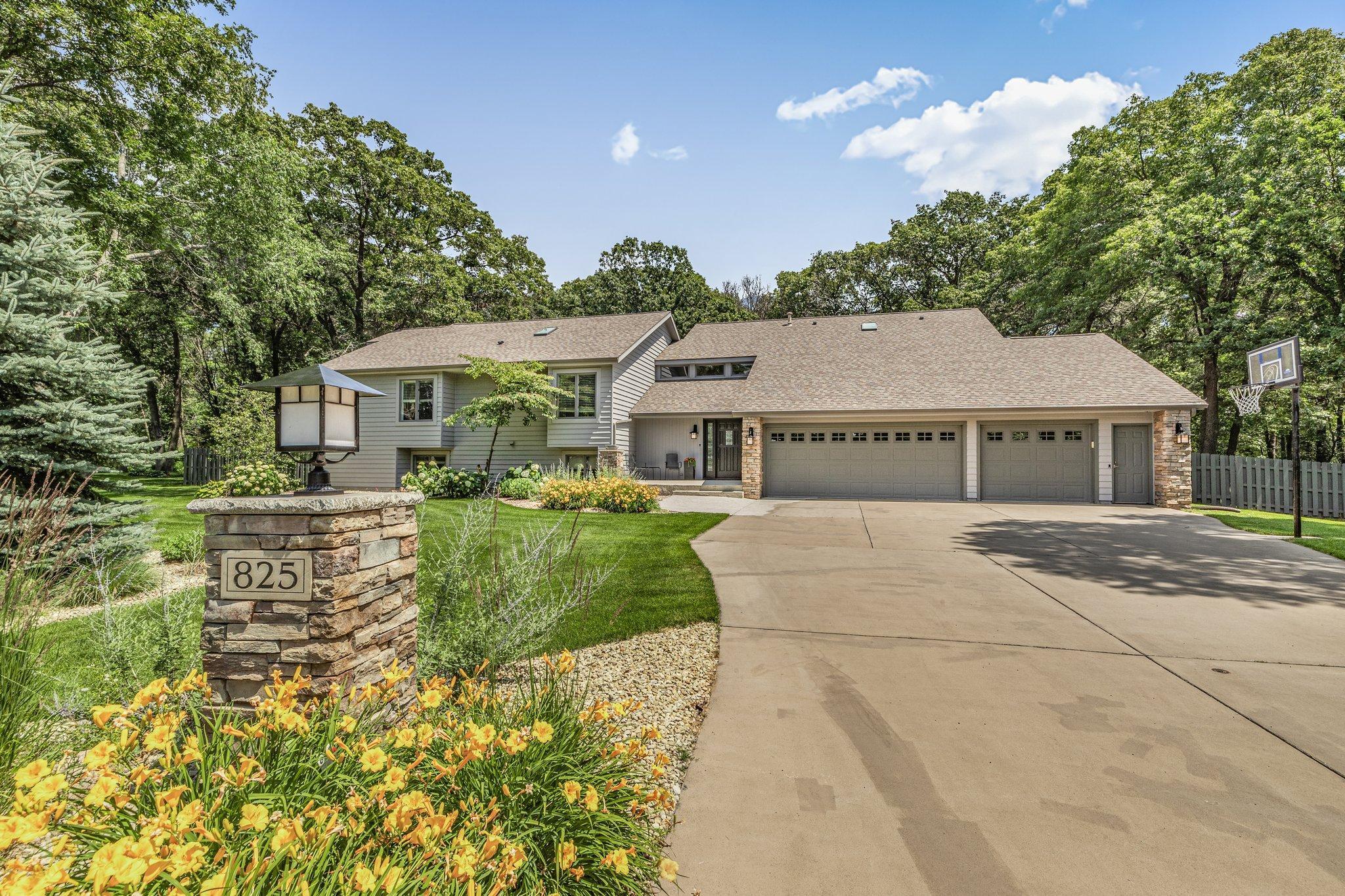 825 Meadowlawn Court