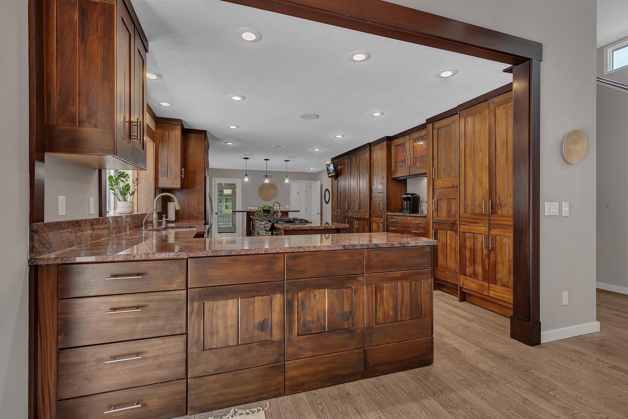 825 Meadowlawn Court