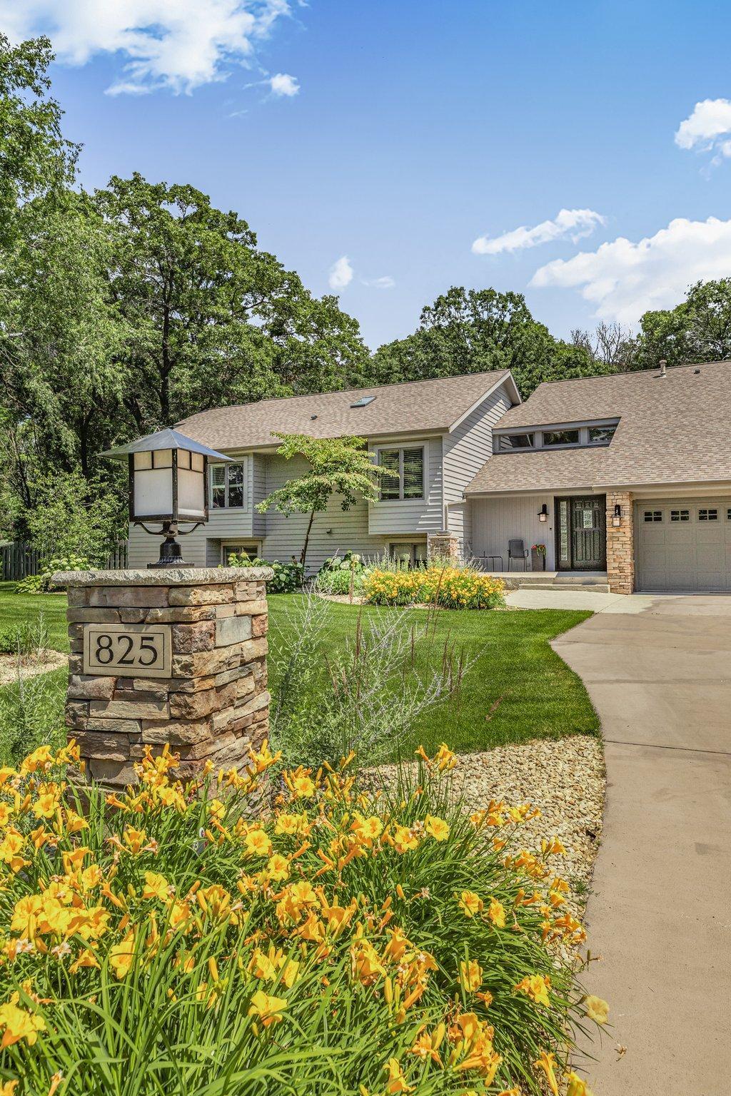 825 Meadowlawn Court