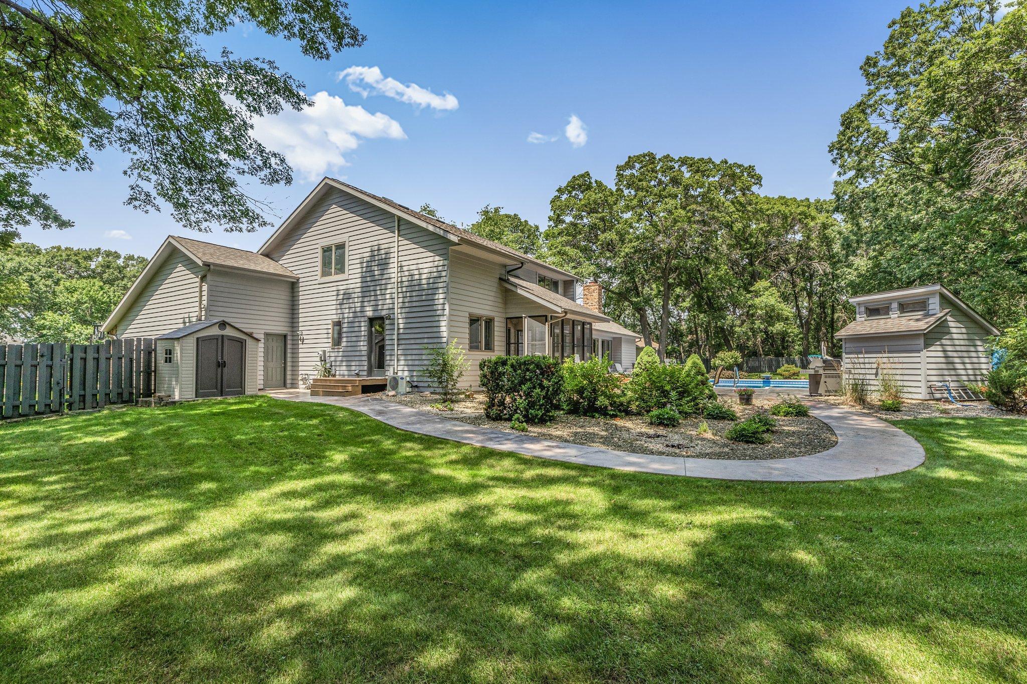 825 Meadowlawn Court