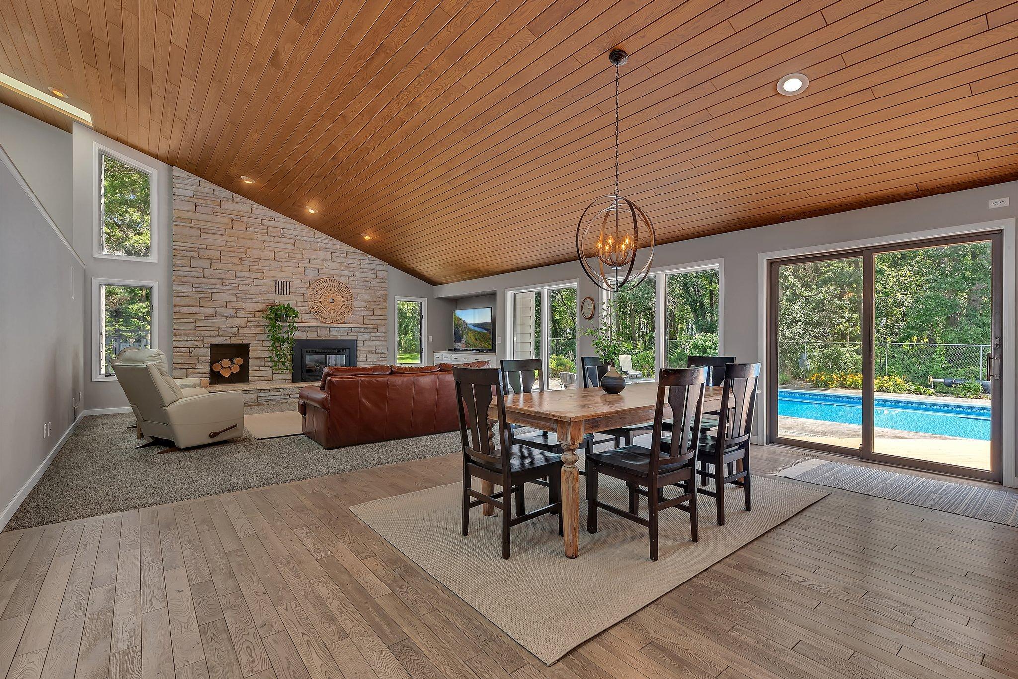 825 Meadowlawn Court