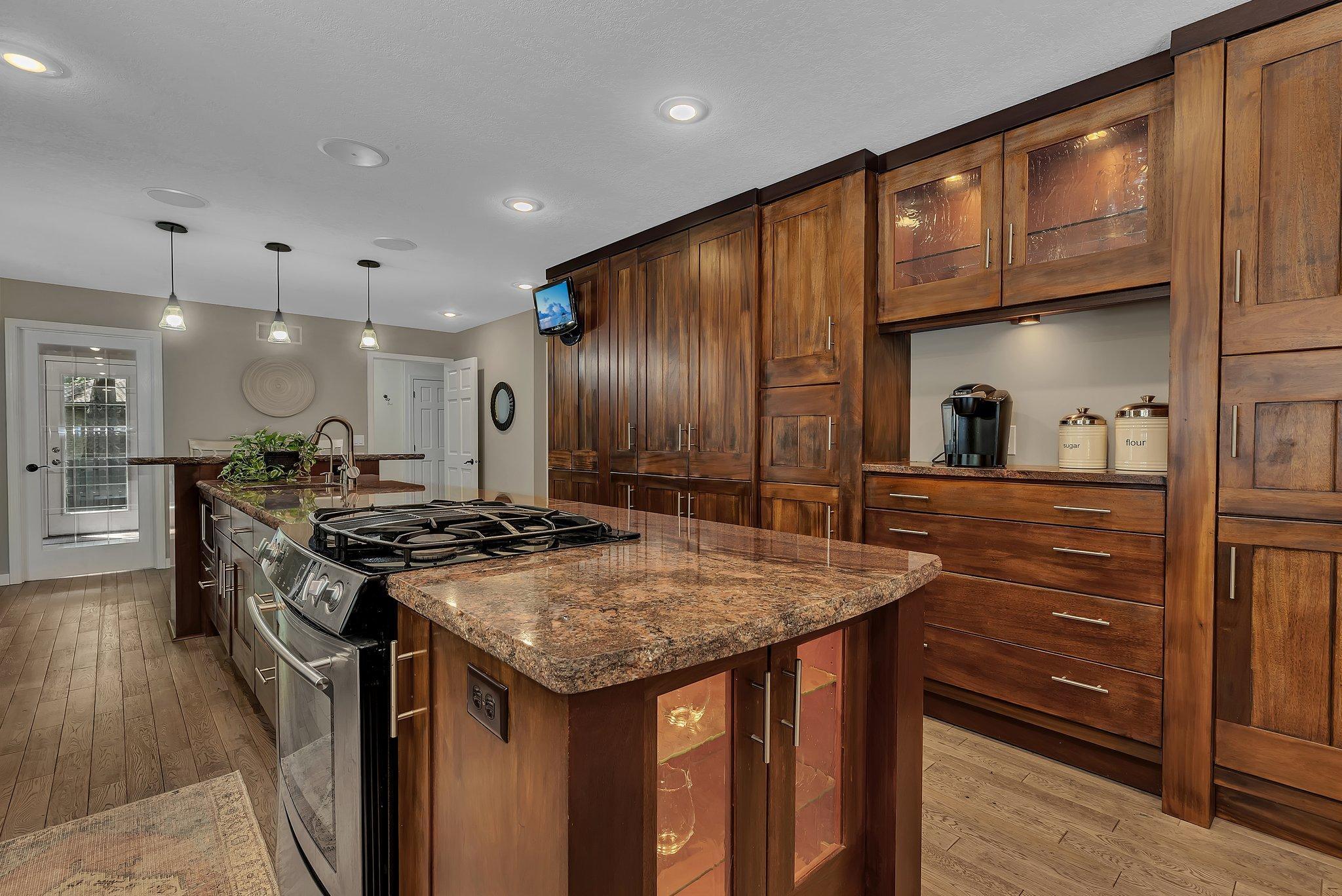 825 Meadowlawn Court
