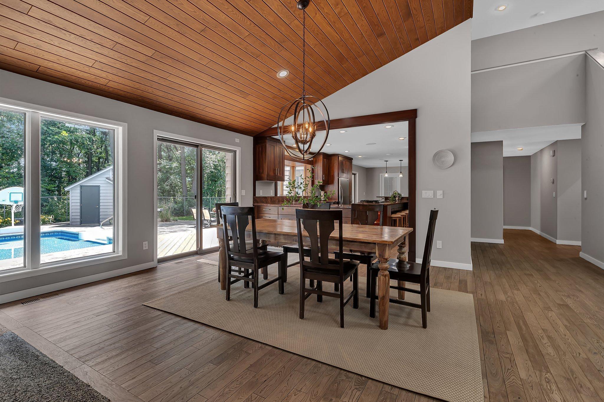 825 Meadowlawn Court