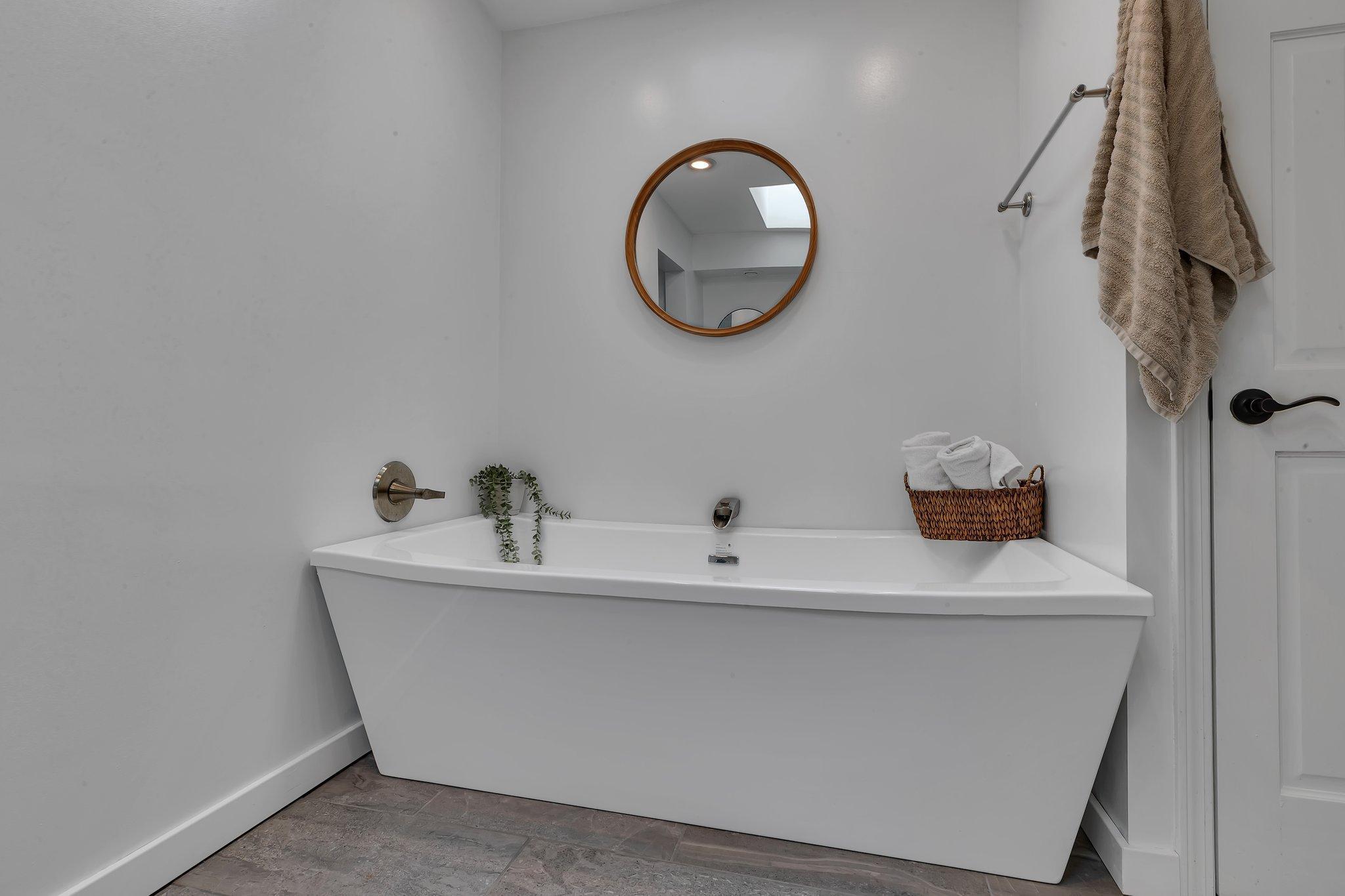 825 Meadowlawn Court