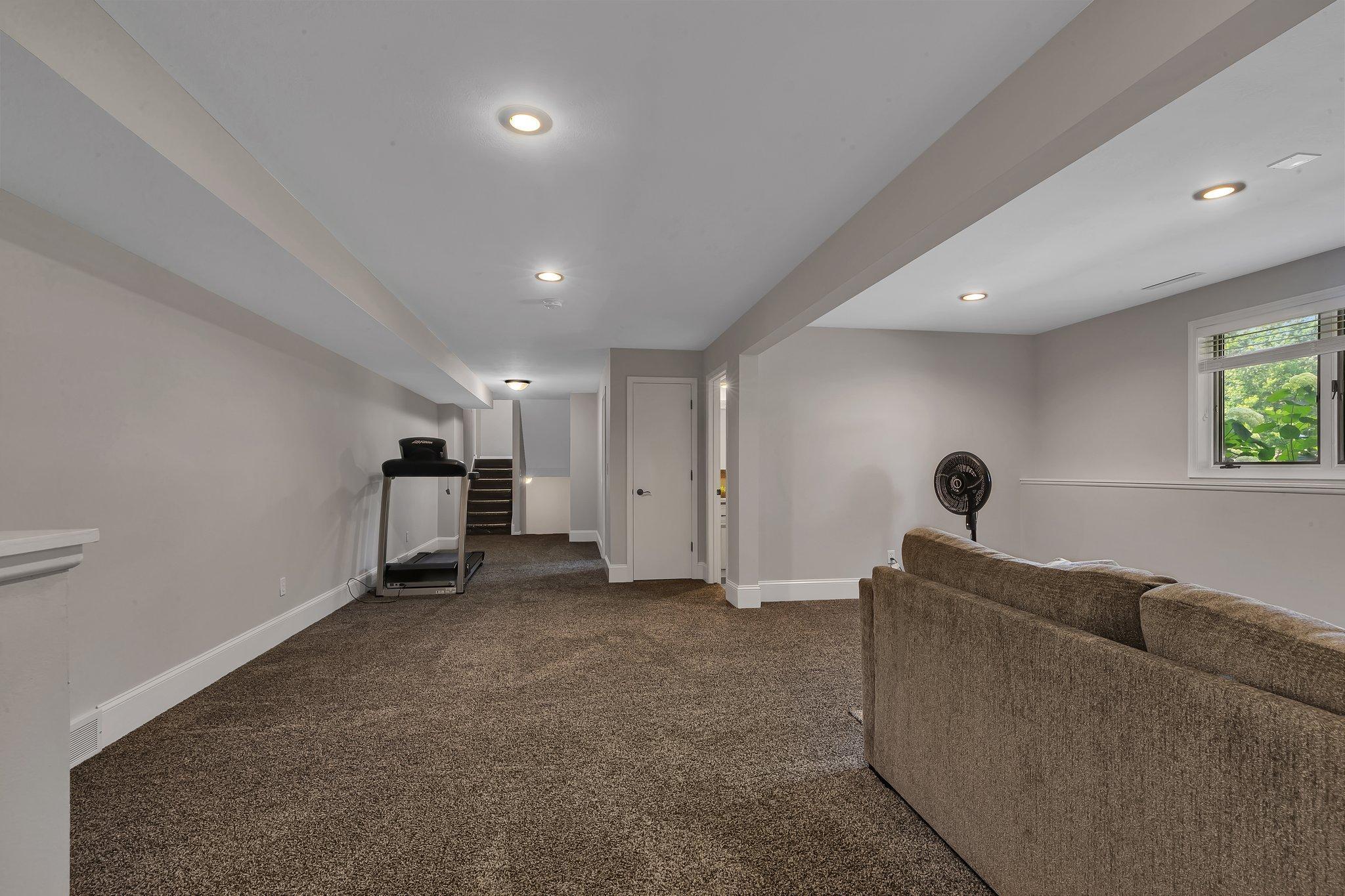 825 Meadowlawn Court