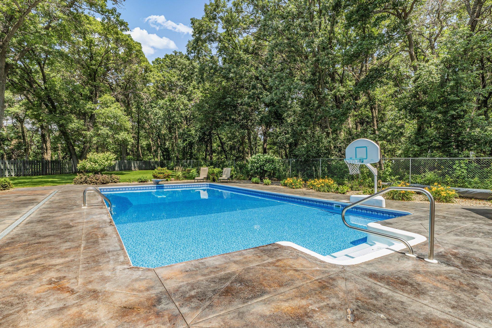 825 Meadowlawn Court
